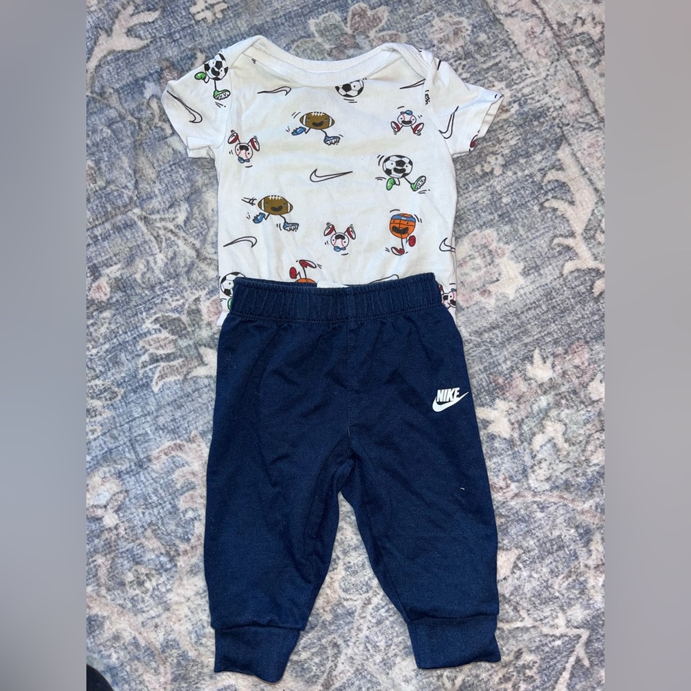 Infant Nike 2 piece set.